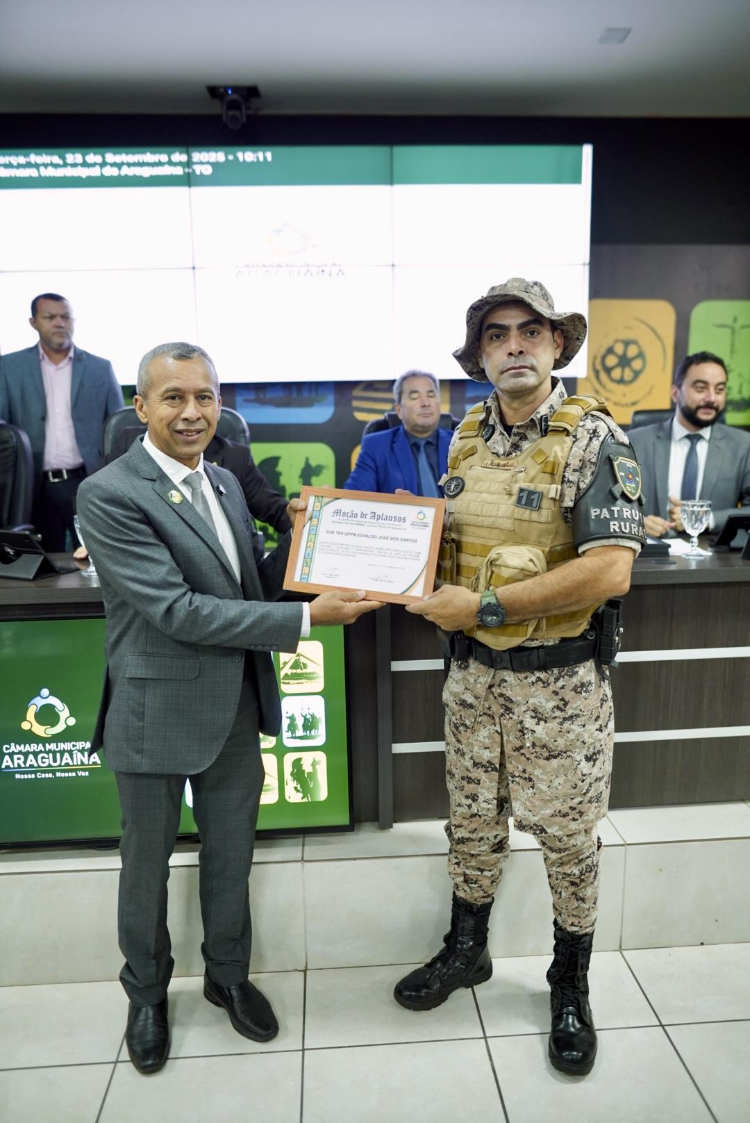 Vereador Tenente-coronel Israel Entrega Moção de Aplausos a Policiais que salvaram a vida de Recém-Nascida