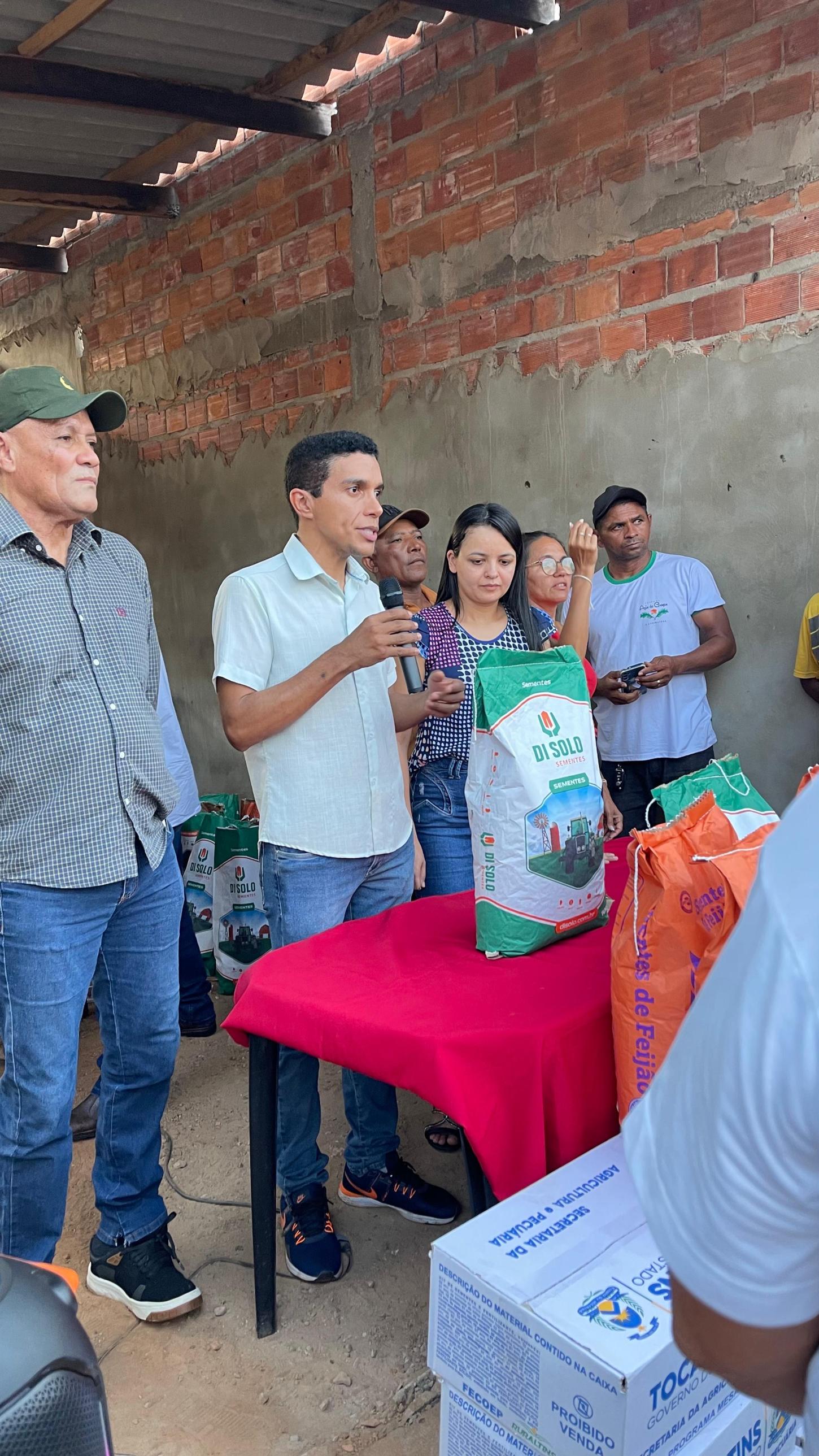 Ex-prefeito Neurivan Rodrigues realiza entrega de sementes a agricultores de Carmolândia