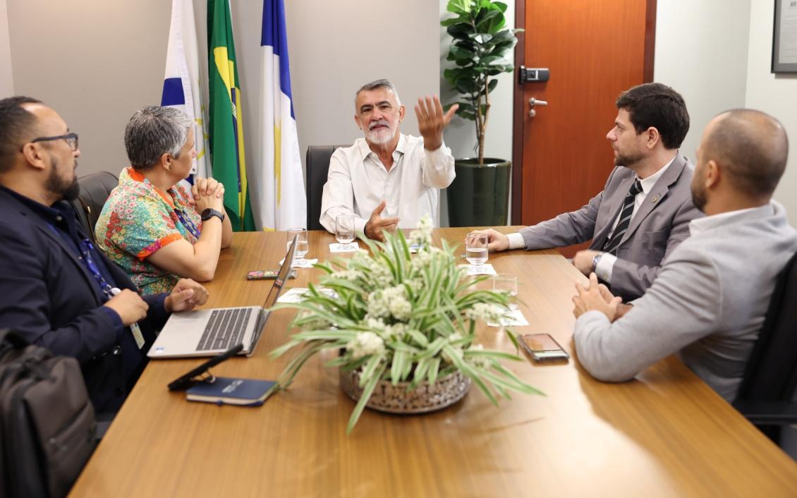 Amélio Cayres discute ampliação da telefonia móvel em reunião com a Anatel