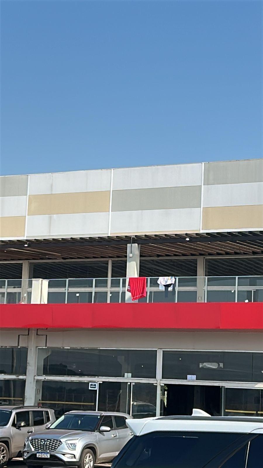 Centro de Convenções de Araguaína: Roupas Penduras na Sacada de um Patrimônio Nunca Inaugurado