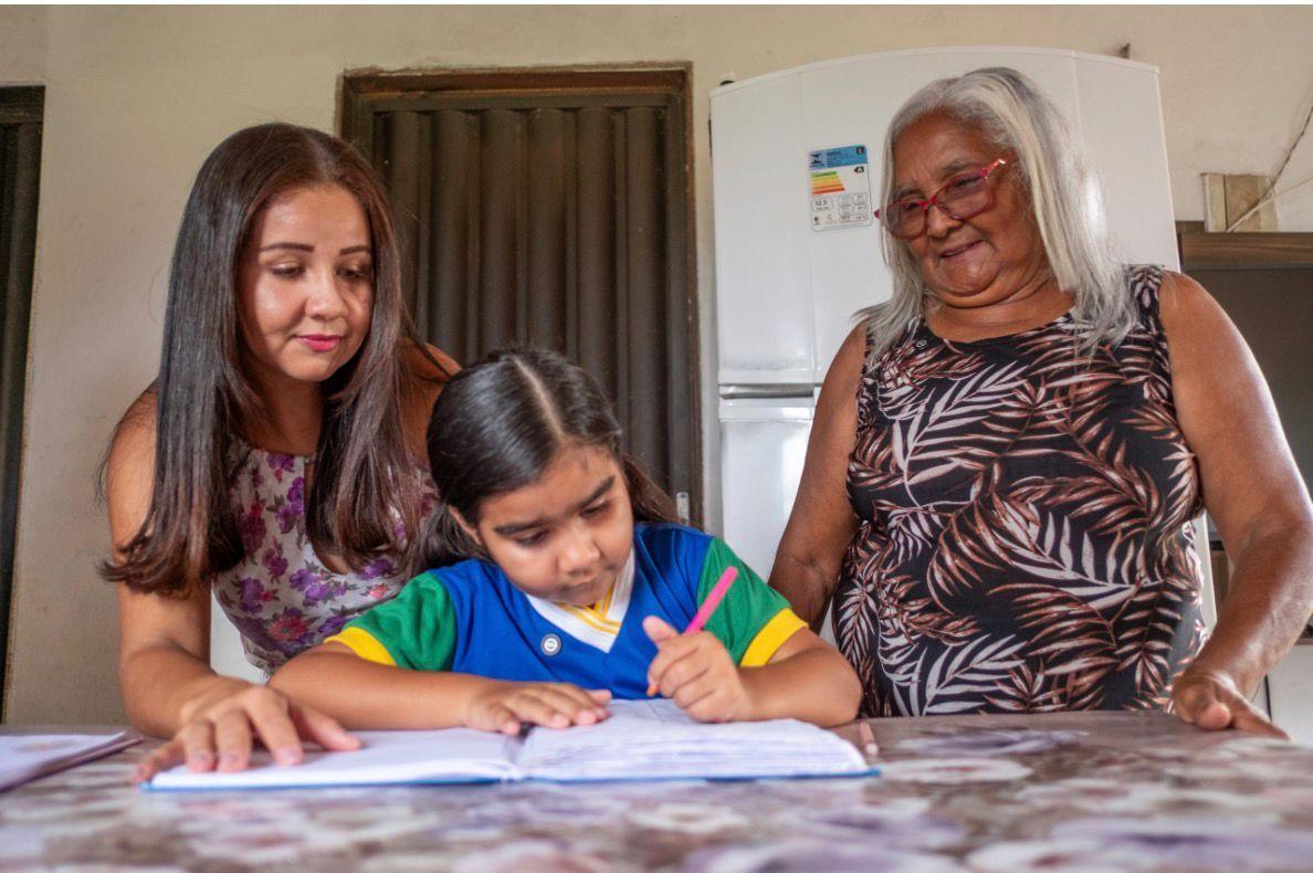 Rostos da Transformação: Mesmo com pais surdos, aos 6 anos, Larissa Manoela já entende o valor da educação.